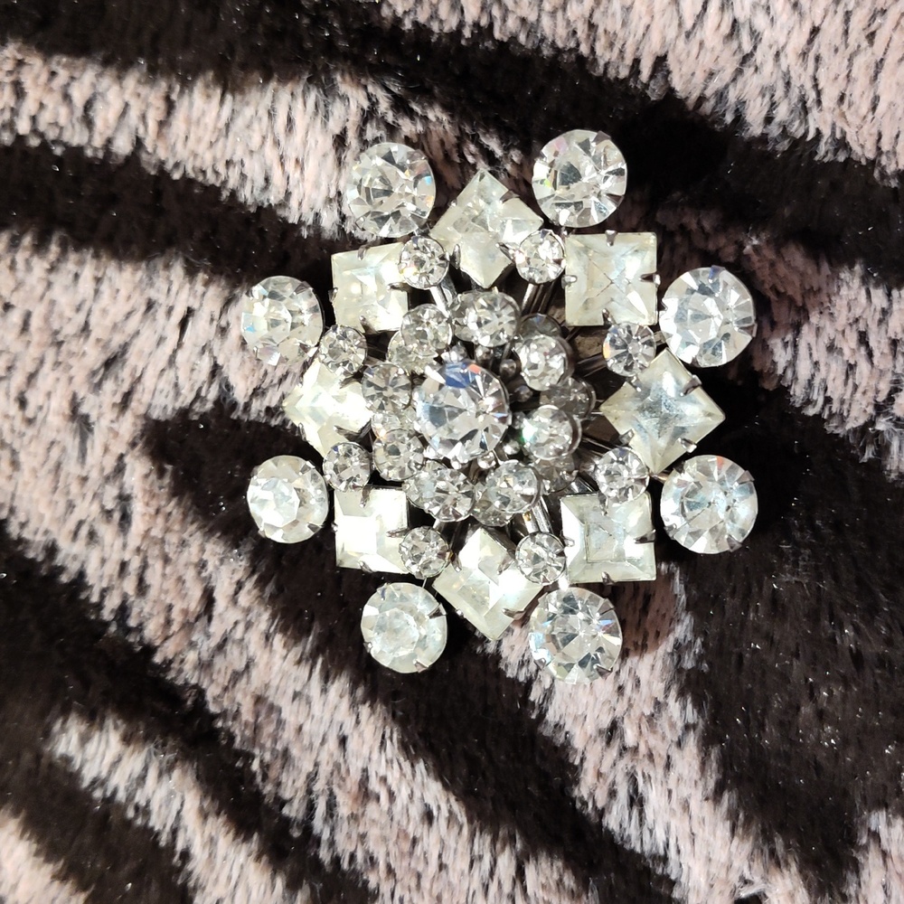 Beautiful vtg star Rhinestone crystal brooch